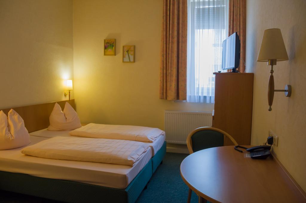 Domizil Alte Post Hotel Puttlingen Exterior photo